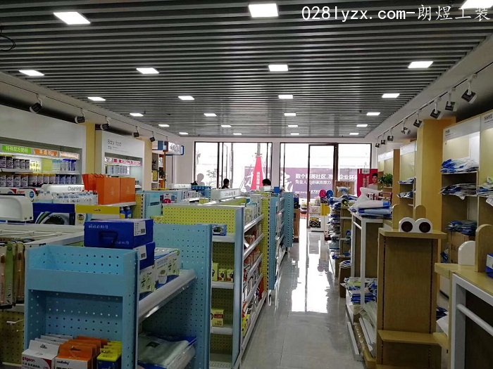 母嬰店內貨架擺放